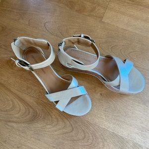 Adrienne Vittadini Gold sandals size 7